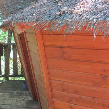 Cabane en bois perchée : Mae